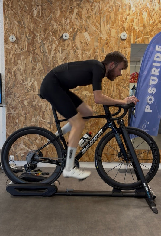 Ta position à vélo change avec ta puissance : ce que révèle la science sur les contraintes articulaires